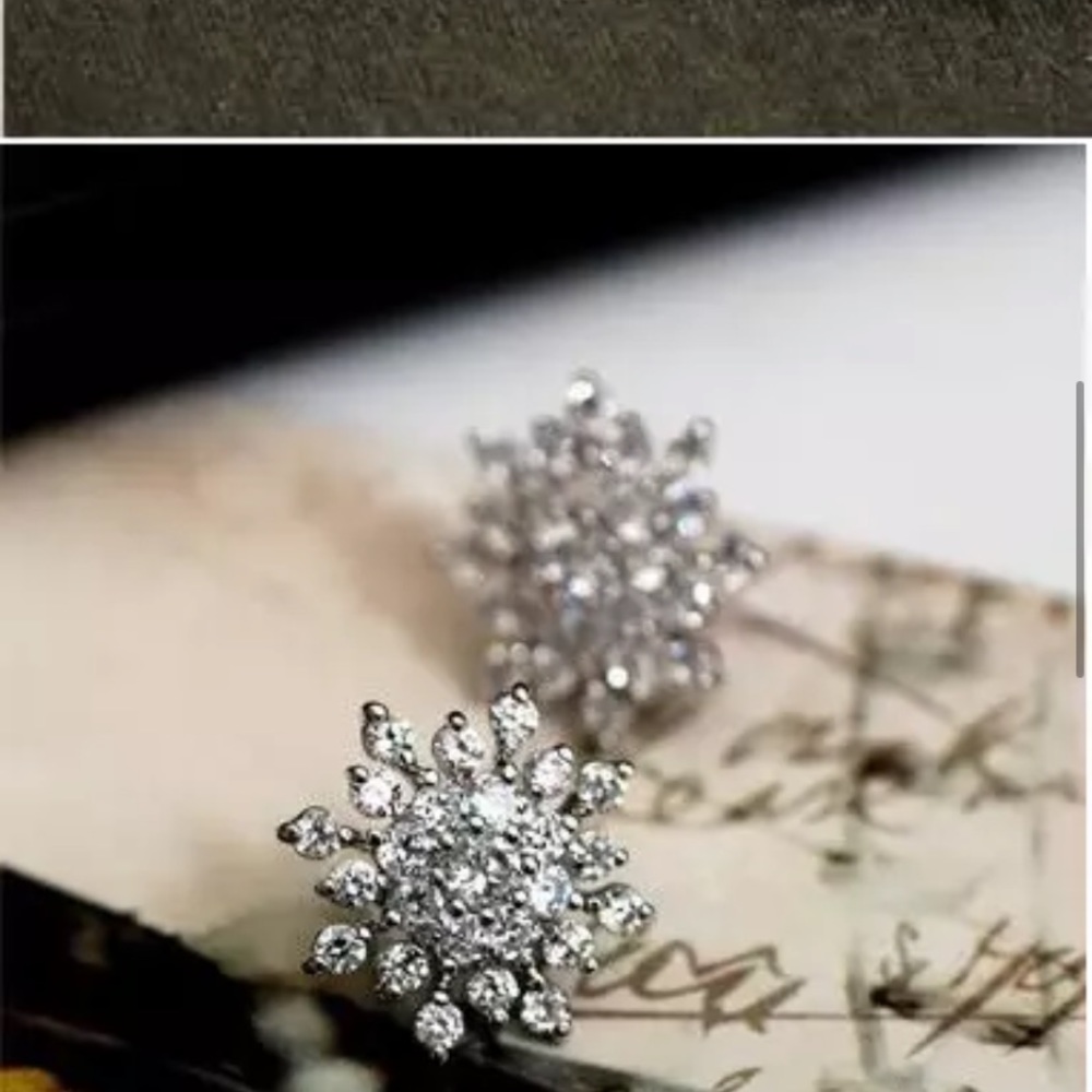NEW Sterling Silver Snowflake ❄️ Earrings - Picture 3 of 4